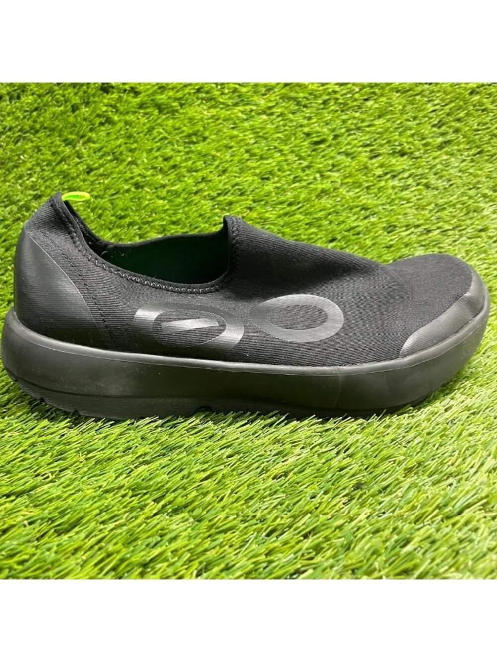 OOFOS OOmg EeZee Low Mens Size 10.5 Black Casual Walking Slip On Recovery Shoes